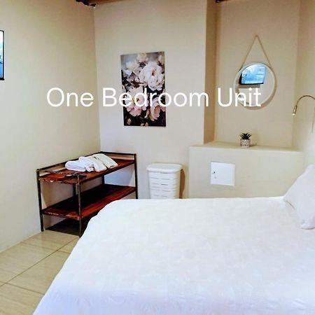 Апартаменты Bateleur Self Catering Cc Виндхук Экстерьер фото