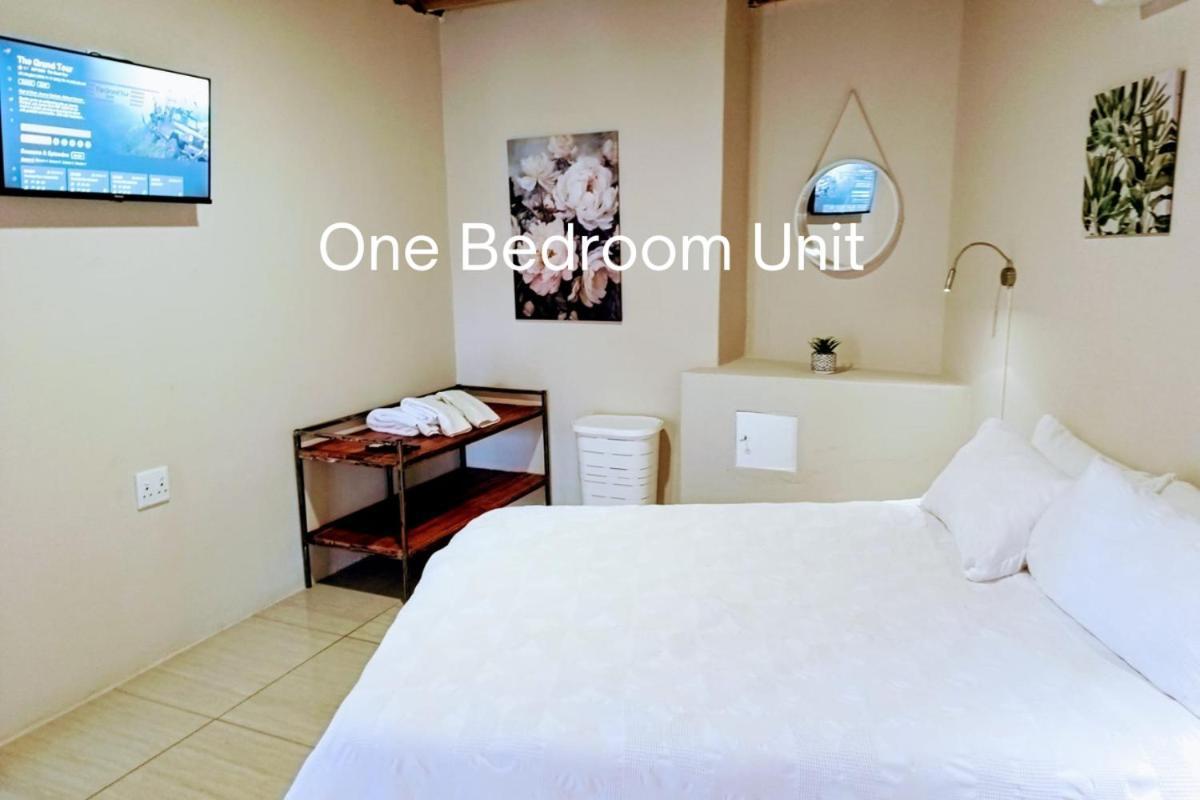 Апартаменты Bateleur Self Catering Cc Виндхук Экстерьер фото
